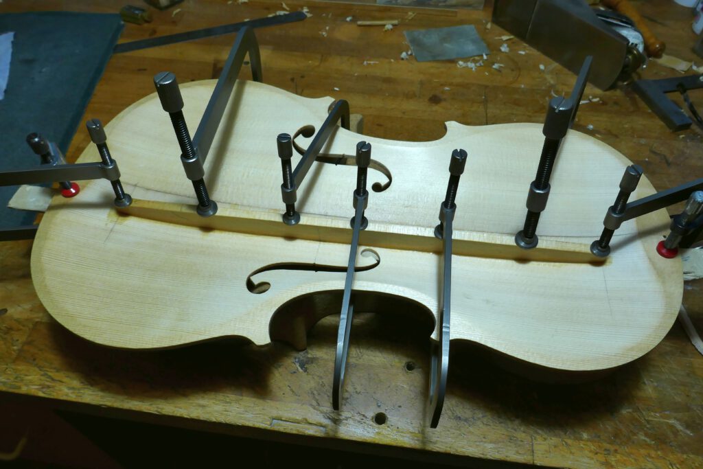 Violine op.90, Bassbalken einleimen
