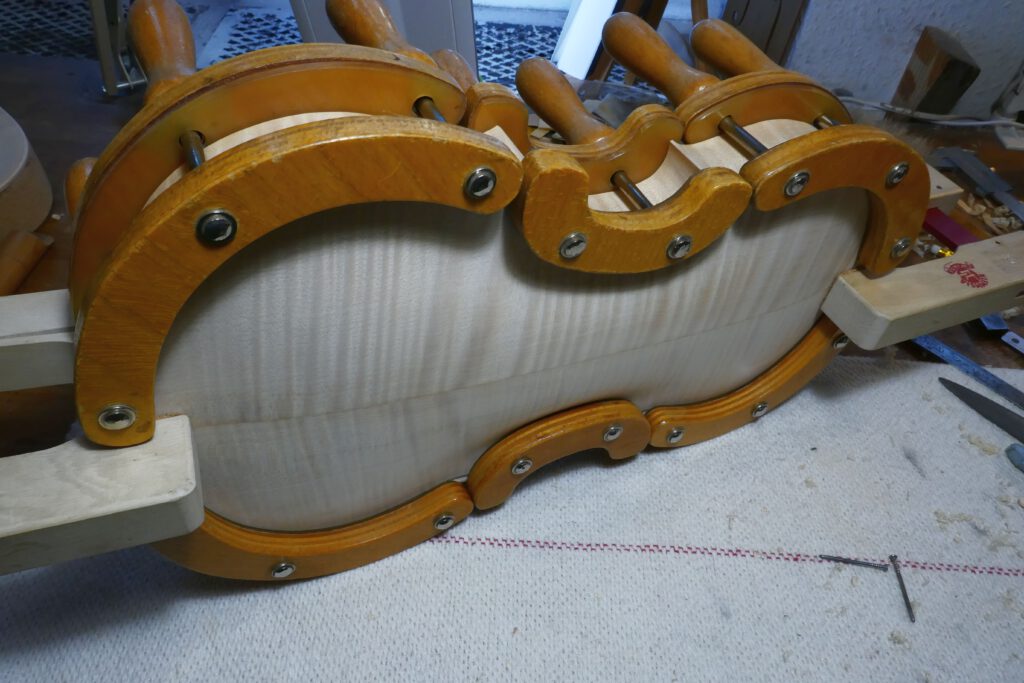 Violine op.90, Boden aufleimen