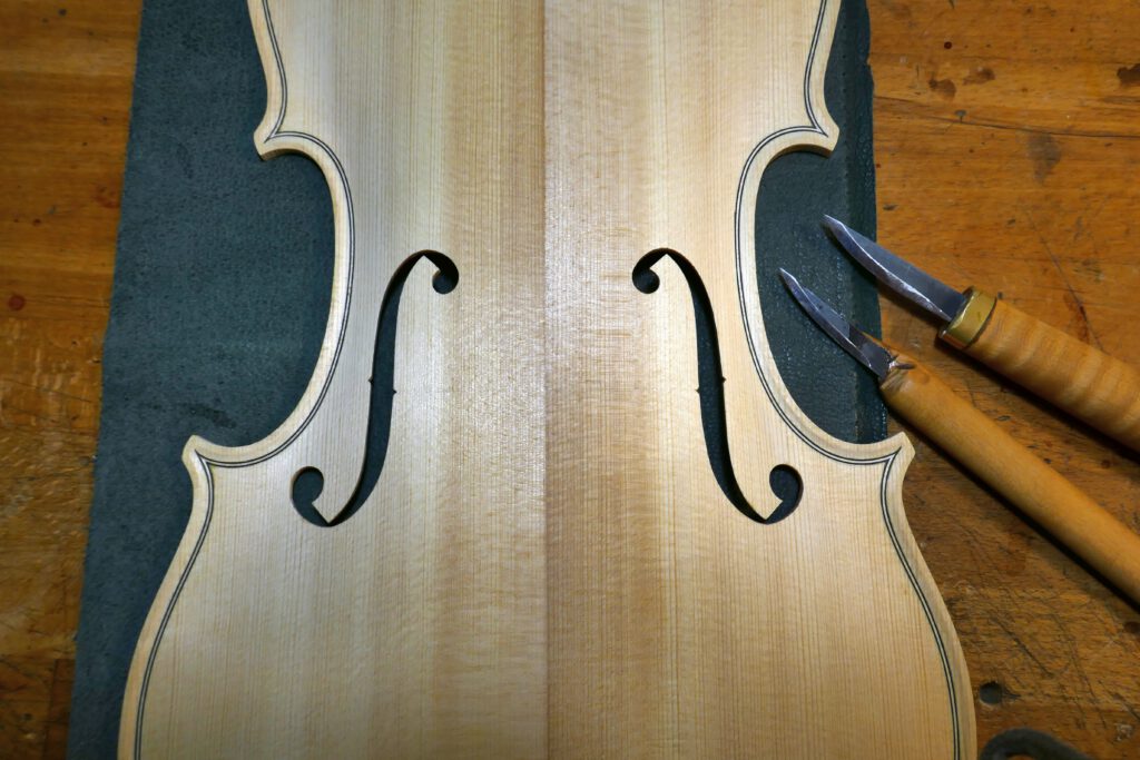 Violine op.90, fertige F-Löcher