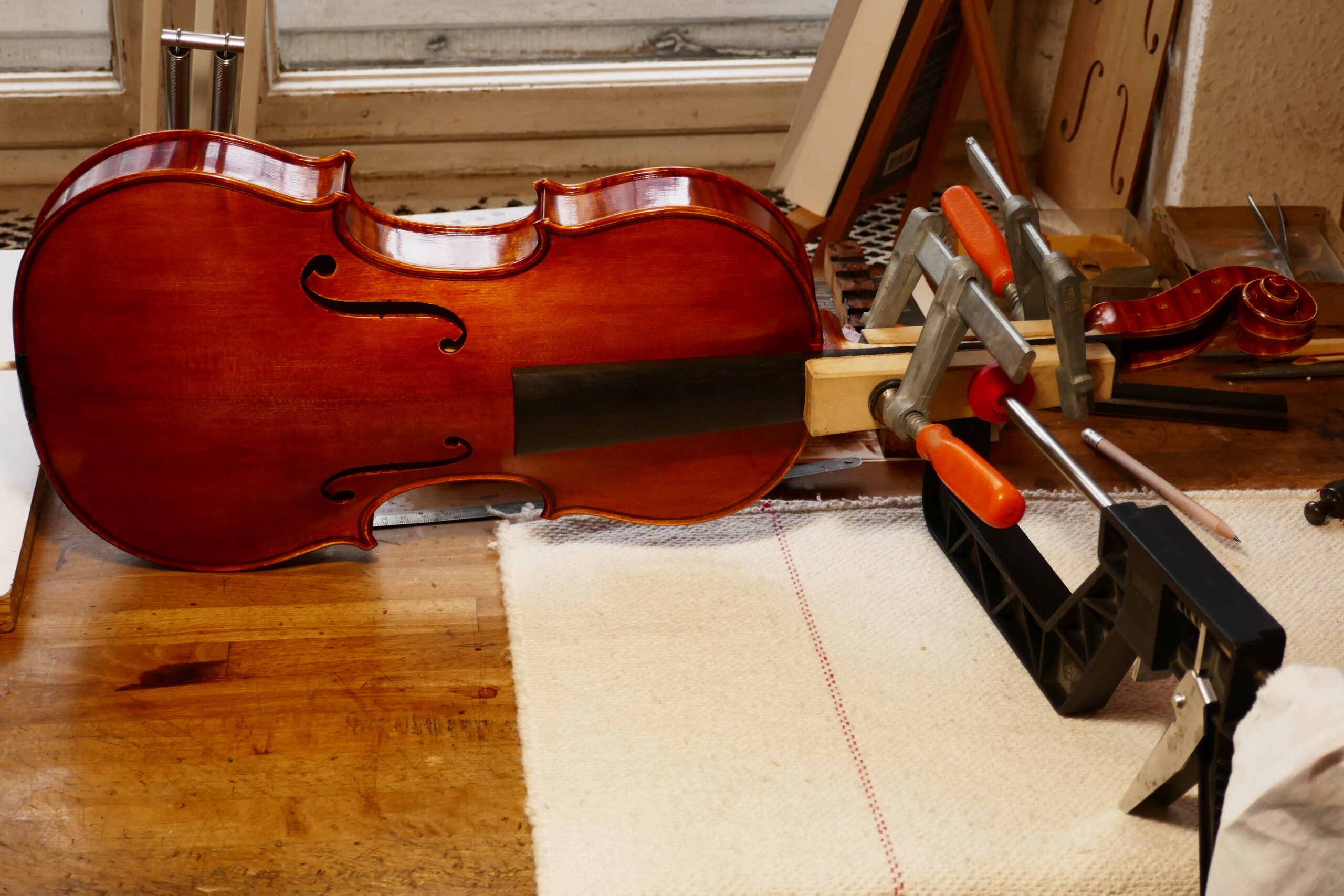 op.90, Griffbrett aufleimen